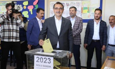 Bakan Dönmez, Eskişehir’de oyunu 2023 numaralı sandıkta kullandı