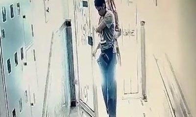 Apartman kapısını kartla açan kadın hırsızlar güvenlik kamerasına yakalandı