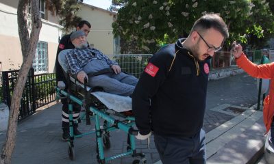 87 yaşındaki Mustafa amca oy kullanmaya ambulansla geldi