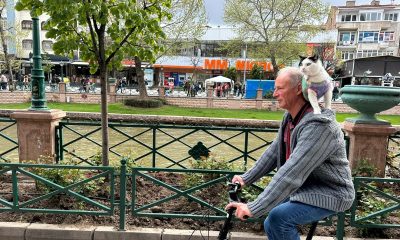 Boynunda kedisi ile tüm Türkiye’yi dolaşıyor