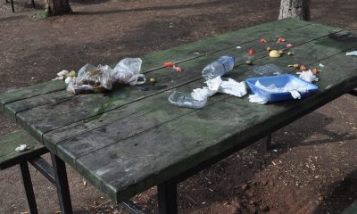 Kullandıkları masayı çöplerle bu halde bıraktılar
