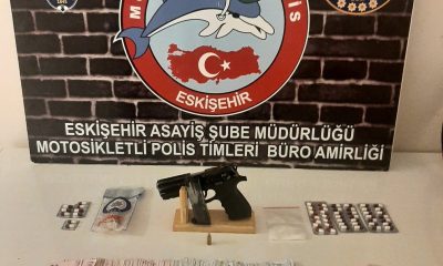 Şüpheli şahısların aracında uyuşturucu madde ve ruhsatsız silah ele geçirildi