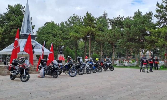 Motosikletli grup 19 Mayıs’ta şehitlikte dua etti
