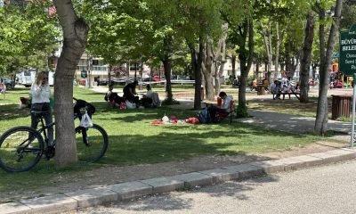 Güneşli havayı fırsat bilen vatandaşlar soluğu parklarda aldı