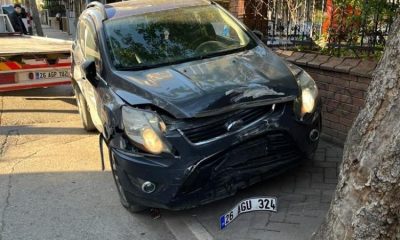 2 araç çarpıştı, en büyük hasarı park halindeki otomobil aldı