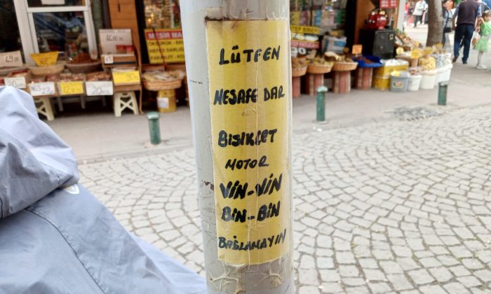 Etrafa bilinçsizce motosiklet ve scooter bağlayan vatandaşlara esnaftan esprili uyarı