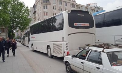 Metrelerce uzayan otobüs kuyruğu trafiğin sıkışmasına neden oldu