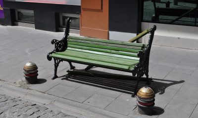 Kaldırımdaki banklar vandalların hedefi oldu