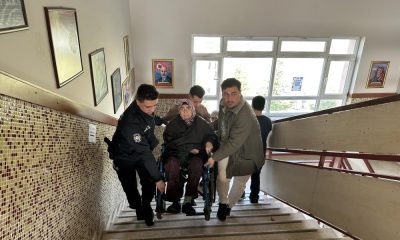 Şehit eşi tekerlekli sandalye ile sandık başına taşıyan Polislere Sevgi Seli
