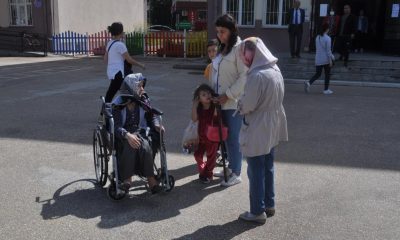 92 yaşındaki Zehra teyze tekerlekli sandalye ile de olsa oyunu kullandı