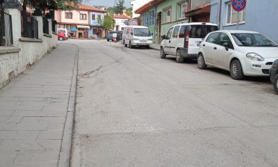 Yokuş aşağı inen sokakta sürati ve kazayı önlemek için kasis isteniyor