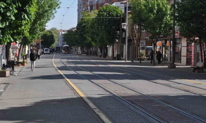 Vatandaşlar oy kullanmaya gidince çarşı sokakları sessizliğe büründü