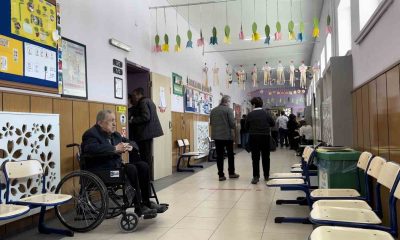 Oy kullanmak için sıraya giren 91 yaşındaki seçmen dualarla sandığa gitti