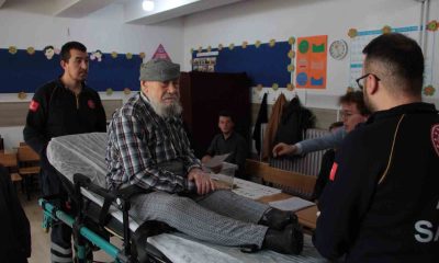 87 yaşındaki Mustafa amca oy kullanmaya ambulansla geldi