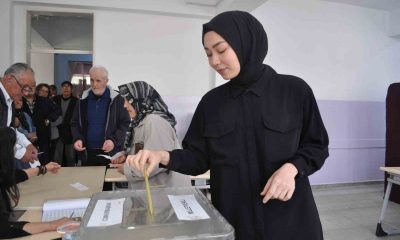 Oy kullanmaya giden vatandaşlar sandık başlarında kuyruk oluşturdu
