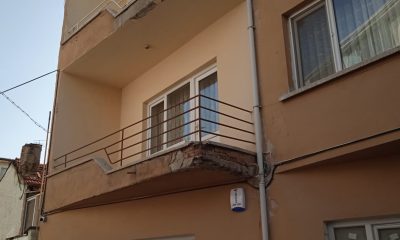 Sıvaları dökülen eski bina iyileştirme bekliyor