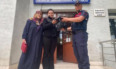 Mezarlıkta unuttuğu çantasını jandarma teslim etti