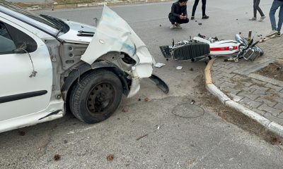 Otomobilin çarptığı motosikletteki 2 genç metrelerce savruldu(Video Haber)