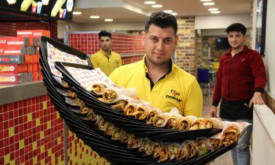 Aynı anda 45 tepsi taşıyarak meslektaşlarına meydan okuyor