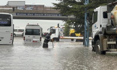 Eskişehir’de sağanak hayatı felç etti, bazı araçlar suda mahsur kaldı