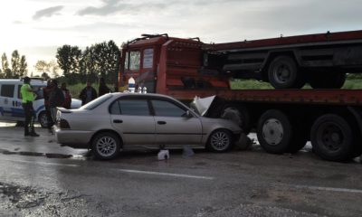 Oto Kurtarıcıya Çarpan Araçtaki 3 kişi Yaralandı
