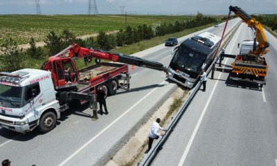 Emirdağ- Eskişehir arası Yolcu Otobüsü Refuje düşüp Bariyerlere çarptı( Video Haber)