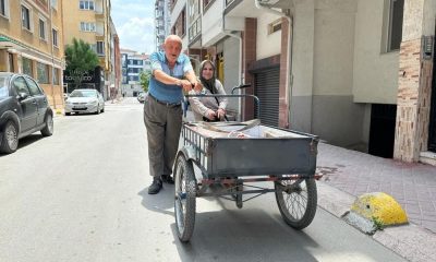Yürümekte güçlük çeken eşini 3 tekerlekli bisikletle taşıyor