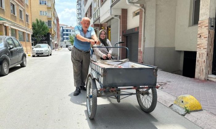 Yürümekte güçlük çeken eşini 3 tekerlekli bisikletle taşıyor