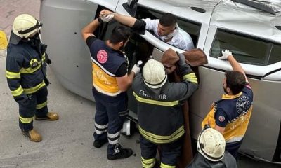 Devrilen aracın ön camından yürüyerek böyle çıktılar(Video Haber)