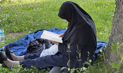 Sınava giren torununu Kur’an-ı Kerim okuyarak bekledi