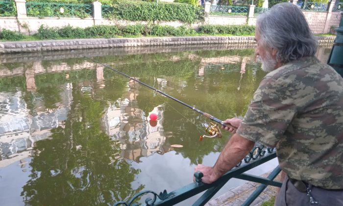 Porsuk’un kenarında emekli vatandaşların balık tutma keyfi