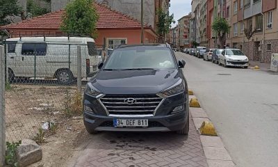 Kaldırımda araç parklarının önüne geçilmiyor