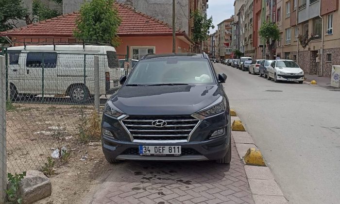 Kaldırımda araç parklarının önüne geçilmiyor