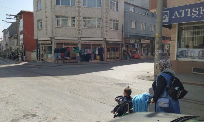 Kasis ve trafik lambası olmayan caddede kaza tehlikesi