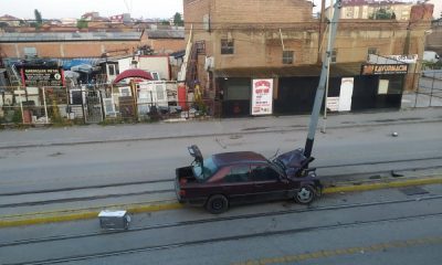 Tramvay yolundaki direğe çarpan araçtaki 2 kişi yaralandı