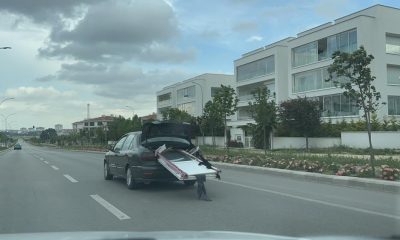 Otomobil bagajına yüklenen kapılar sürücüleri tedirgin etti