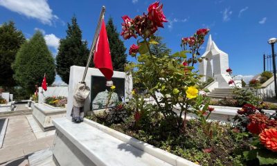 Eskişehir’de şehit aileleri arife günü kabirleri ziyaret edip dua okudular