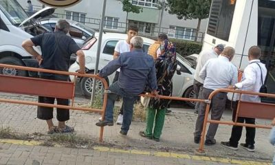 Zincirleme kazada 3 aracın arasında kalan otomobil sıkıştı