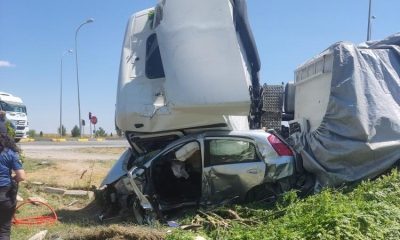 Tırın altında ezilen otomobilde 1 kişi öldü 1 kişi ağır yaralandı