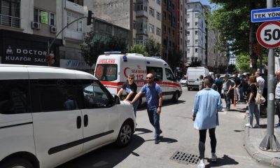 Trafikte sıkışan ambulans güçlükle ana caddeye çıkabildi