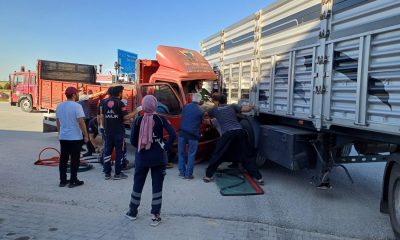 Kamyonetinde sıkışan yaralı sürücü elinde telefonuyla araçtan indi