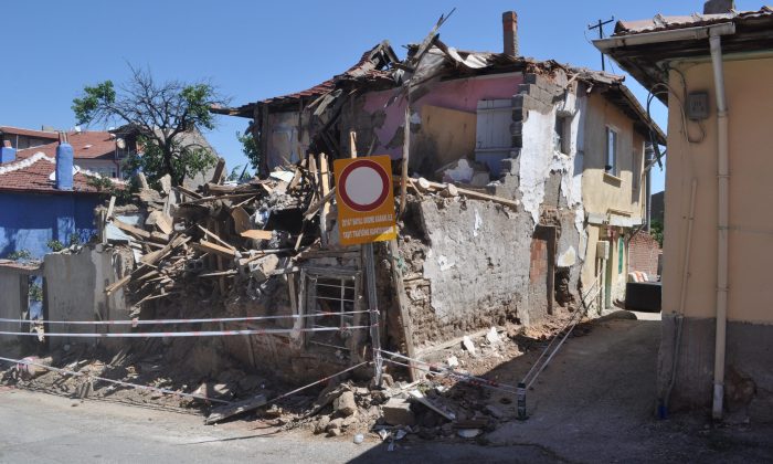 Mahallede endişeye neden olan o bina artık yıkılıyor