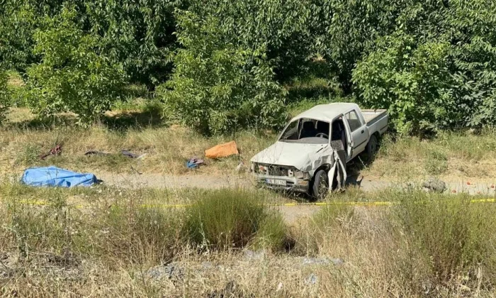 Kamyonet Şarampole devrildi. Sürücü vefat etti, eşi yaralı kurtuldu(Video Haber)