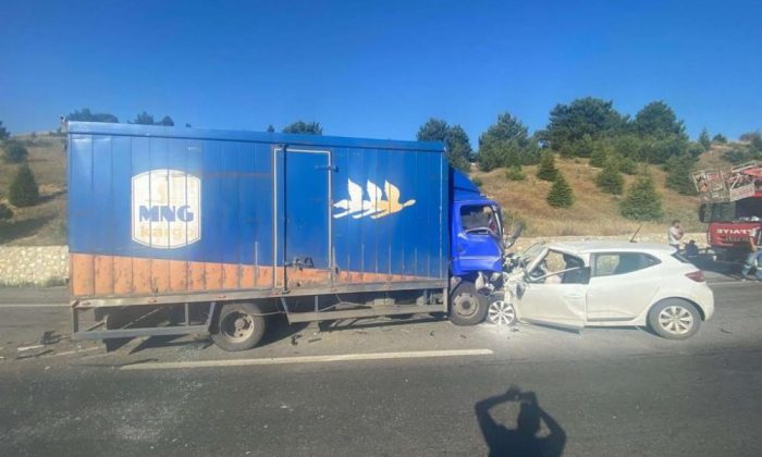 Kamyonetle otomobilin kafa kafaya çarpıştığı, kazada 23 yaşındaki genç öldü