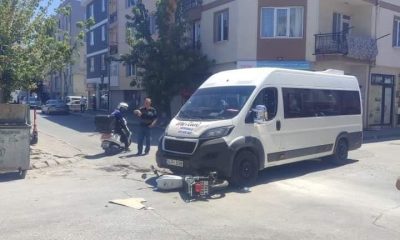 Servis aracının altına giren motosikletin sürücüsü yaralandı