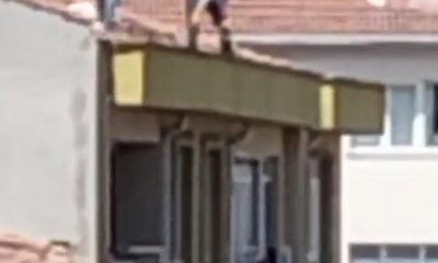 Hiçbir güvenlik tedbiri almadan 4 katlı apartmanın çatısında onarım yaptılar