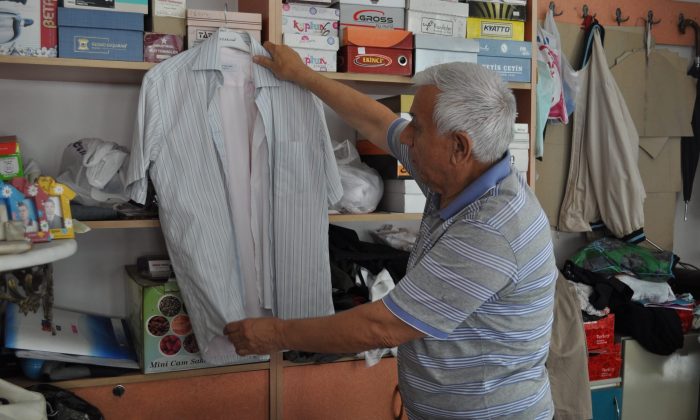 Sıcak havalar ünlü terzinin 50 senelik takım elbise geleneğini bozdu