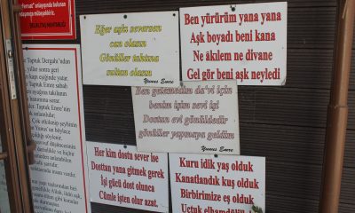 Muhtarlık duvarına astığı Yunus Emre’nin sözleriyle vatandaşların ilgisini çekiyor