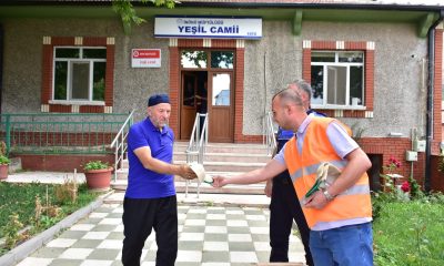 İnönü Belediyesi ilçe genelinde vatandaşlara şapka dağıttı