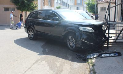 Eskişehir’de iki araç kafa kafaya çarpıştı